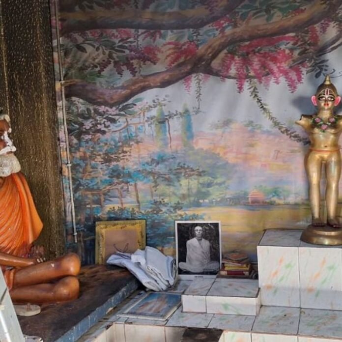 बांग्लादेश में एक हफ्ते में 6 मंदिरों पर हमले:चटगांव में देवी मंदिर से सोने के गहने और दानपेटी की लूट; 2 हिंदुओं की हत्या