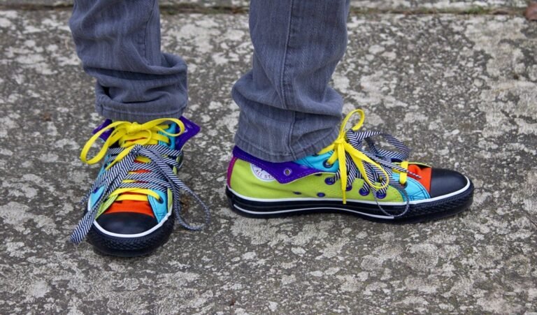 Astrology Tips: दूसरे के जूते-चप्पल पहनना शुभ या अशुभ, जानिए क्या कहता है ज्योतिष शास्त्र