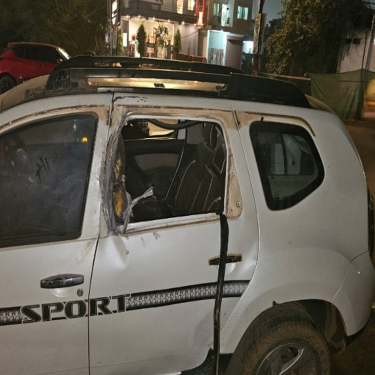 दुर्ग में कार को बम से उड़ाया, इलाके में दहशत:खड़ी कार में युवक ने लगाया बम, फिर टाइमर सेट कर उड़ाया, सामने आया सीसीटीवी