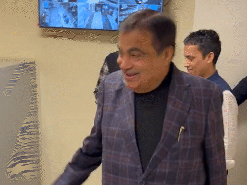 केंद्रीय मंत्री नितिन गडकरी ने 'इमरजेंसी' देखने की अपील की:फिल्म की स्पेशल स्क्रीनिंग में शामिल हुए, तस्वीरें शेयर कर दिया रिव्यू