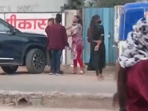 बॉयफ्रेंड के लिए लड़कियों में गैंगवार…एक-दूसरे पर बरसाए थप्पड़:बिलासपुर में सरेराह जमीन पर पटका, फिर चलाए लात-घूंसे; चौक के पास सिगरेट पी रही थीं