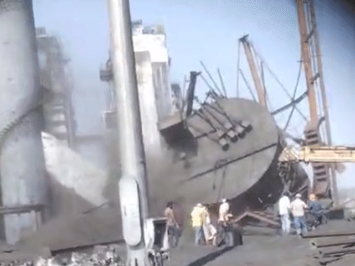 मुंगेली के स्टील प्लांट में बड़ा हादसा:चिमनी गिरने से करीब 25 लोग दबे, 4 की मौत की आशंका; रेस्क्यू ऑपरेशन जारी