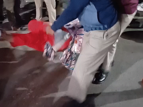 बर्खास्त B.Ed टीचर्स को रायपुर पुलिस ने सड़कों पर घसीटा,VIDEO:रोते हुए शिक्षक बोलीं- पुलिस ने हमारे कपड़े फाड़े, गलत तरीके से टच किया