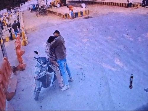 बिलासपुर रेलवे स्टेशन के सामने युवक-युवती का रोमांस…VIDEO:स्कूटी पर प्रेमिका को बैठाकर प्रेमी ने किया KISS; आधे घंटे तक करते रहे अश्लील हरकत