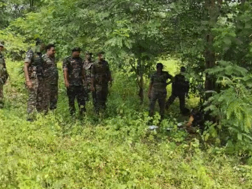 पुलिस-नक्सली मुठभेड़…3-4 नक्सली मारे जाने की खबर:बीजापुर में 3 जिले के करीब 1500 जवानों ने घेरा; IED ब्लास्ट में 2 जवान भी घायल