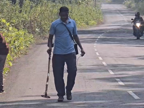 सिर्फ 2 फीट नीचे दबी IED होती है डिटेक्ट:गहराई में बम ढूंढने कोई तकनीक नहीं, बस्तर में निर्माणाधीन-उखड़ी सड़क ही इस्तेमाल करते हैं नक्सली