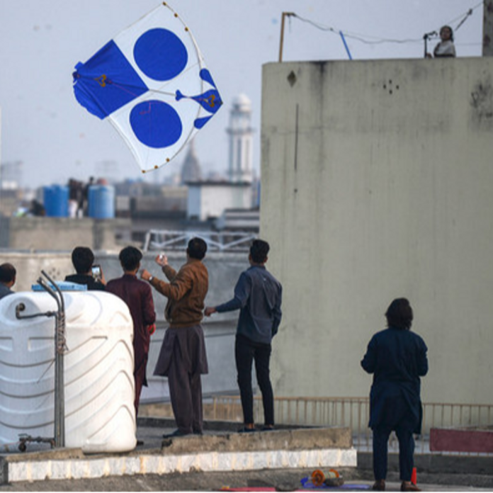 पाकिस्तान में पतंग उड़ाने पर 5 साल जेल:पंजाब विधानसभा ने लगाया बैन, ₹6 लाख जुर्माने का भी प्रावधान