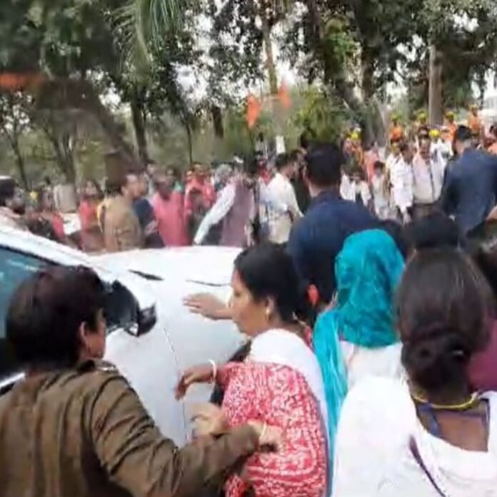 कोरबा में मंत्री राम-विचार नेताम को महिलाओं ने बनाया बंधक:फ्लोरा मैक्स कपंनी ने की 500 करोड़ की ठगी, समाधान की कर रही मांग