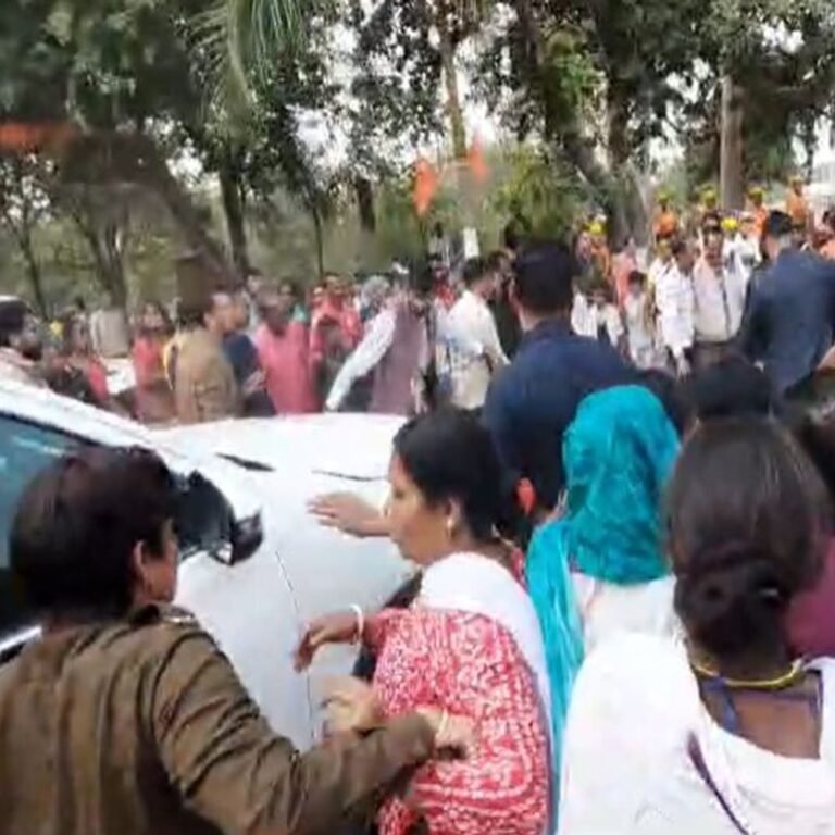 कोरबा में मंत्री राम-विचार नेताम को महिलाओं ने बनाया बंधक:फ्लोरा मैक्स कपंनी ने की 500 करोड़ की ठगी, समाधान की कर रही मांग