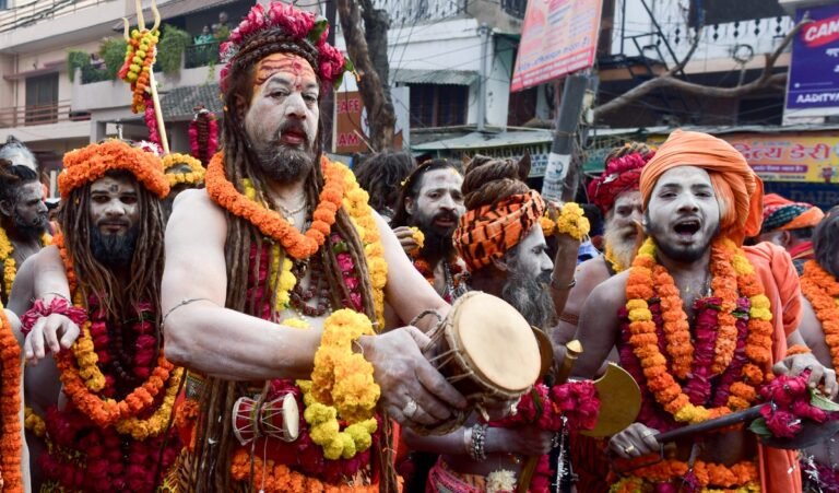 Maha Kumbh 2025: महाकुंभ में स्नान करने से पहले गृहस्थ लोगों को ये नियम पता होने चाहिए, जानें शाही स्नान की तिथियां