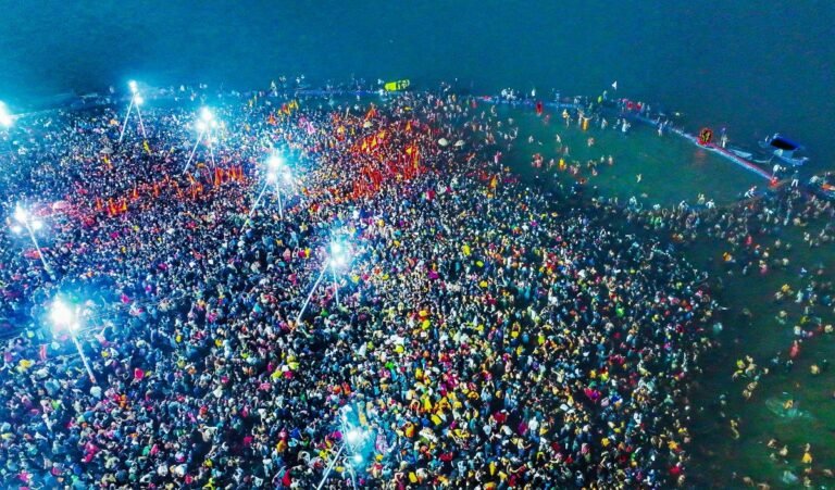 Maha Kumbh 2025: आखिर क्यों नागा साधु पहले ‘अमृत स्नान’ में स्नान क्यों करते हैं?