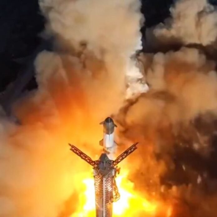 दुनिया के सबसे ताकतवर रॉकेट की टेस्टिंग सफल:सातवें टेस्ट में न्यू जनरेशन शिप की लॉन्चिंग हुई, बूस्टर को लॉन्चपैड पर वापस लाया गया