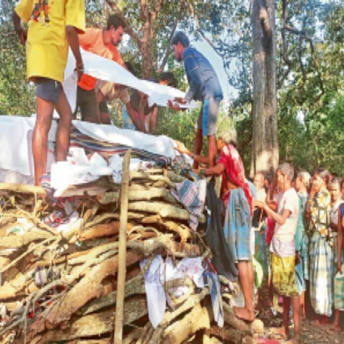 शहीदों को अंतिम विदाई: दुधमुंहे बच्चों से पिता को छीना; सीएम बोले-नक्सलियों के खात्मे तक अभियान जारी रहेगा