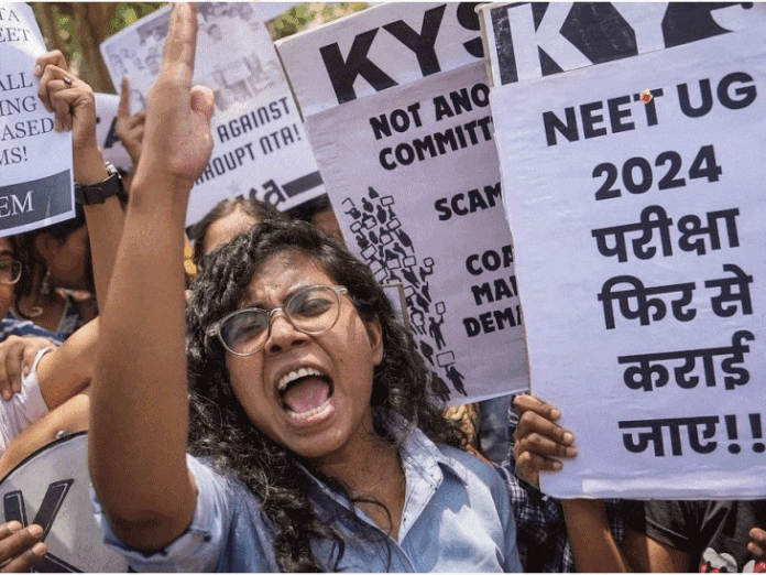 प्रदर्शनकारी स्टूडेंट को डीएम ने थप्पड़ जड़ा:भूख हड़ताल पर बैठे छात्र बेहोश हुए; तस्वीरों में देखें साल 2024 के स्टूडेंट्स प्रोटेस्ट