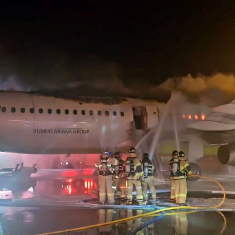 साउथ कोरिया में एयरपोर्ट पर प्लेन में आग लगी:3 घायल, 176 को सुरक्षित निकाला; एक महीने पहले विमान हादसे में 179 लोग मारे गए थे