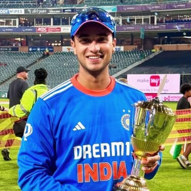 इंडियन ओपनर अभिषेक शर्मा का दावा-दिल्ली एयरपोर्ट पर बदसलूकी हुई:कहा– स्टाफ ने एक से दूसरे काउंटर पर घुमाया, टाइम पर पहुंचने के बावजूद फ्लाइट छूटी