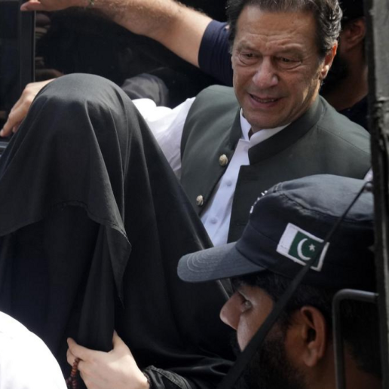 पूर्व PAK प्रधानमंत्री इमरान खान को 14 साल की जेल:पत्नी को 7 साल की सजा; इमरान पहले ही जेल में, 2 महीने से नहीं दिखी बुशरा