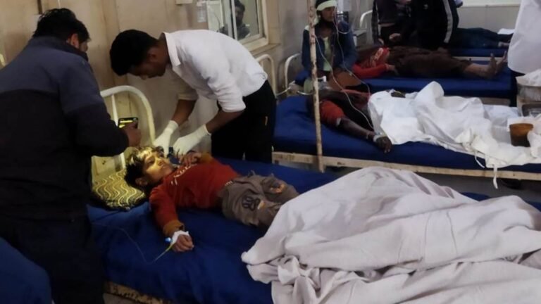 गुना में बड़ा हादसा, ट्रैक्टर ट्राली पलटने से दो की मौत और 35 लोग हुए घायल