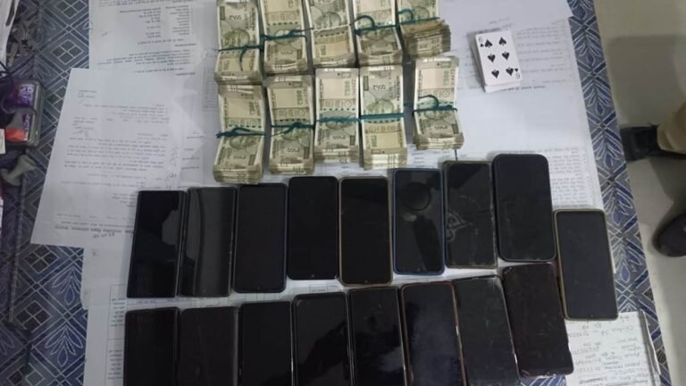 Dewas News: खेत पर बने मकान में चल रहा था जुए का अड्डा, 18 गिरफ्तार