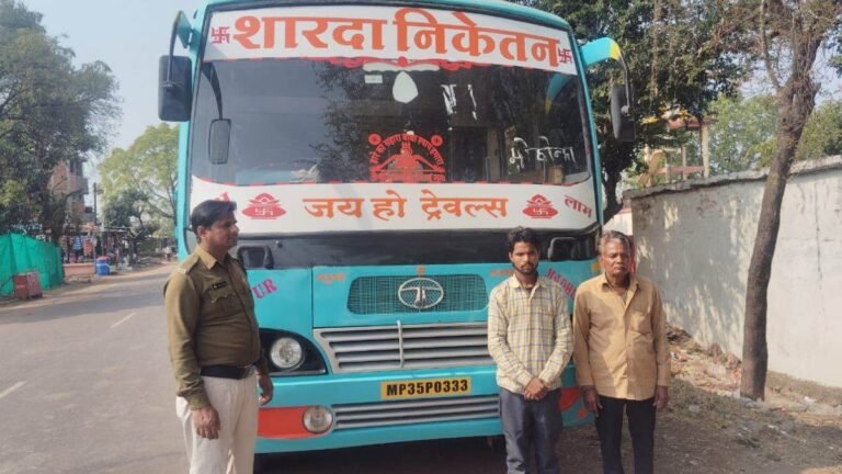 बस का गेट बंद कर दो छात्राओं से छेड़छाड़, चलती गाड़ी से कूदी स्कूली बच्चियां