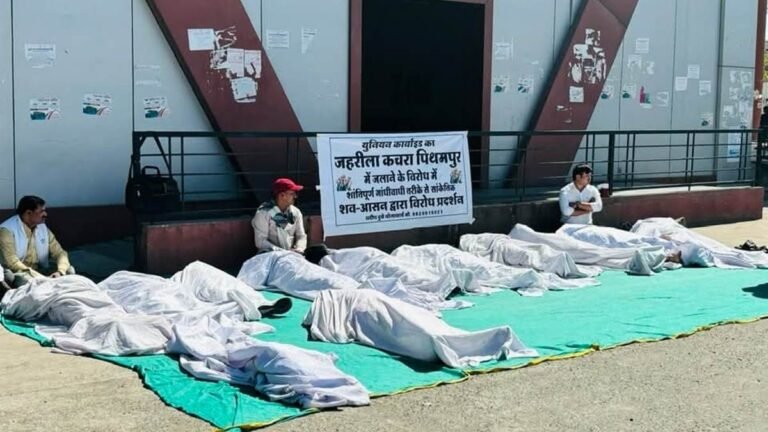 12 कंटेनर में आए कचरे के विरोध में 12.12 बजे 12 लोगों ने 12 मिनट के लिए किया शव सत्याग्रह