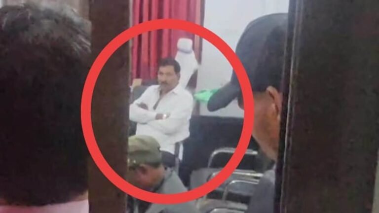 सेवानिवृत्ति के 14 दिन पहले एक लाख की रिश्वत लेते जिला शिक्षा अधिकारी गिरफ्तार