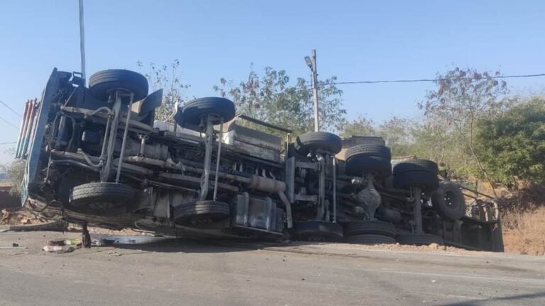 दमोह जिले में गाय को बचाने में पलटा एथेनॉल से भरा कंटेनर, एरिया किया गया सील