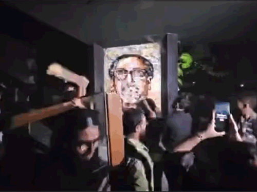बांग्लादेश में फिर हिंसा भड़की:शेख हसीना के पिता मुजीबुर्रहमान के घर में घुसे लोग, आगजनी और तोड़फोड़ की