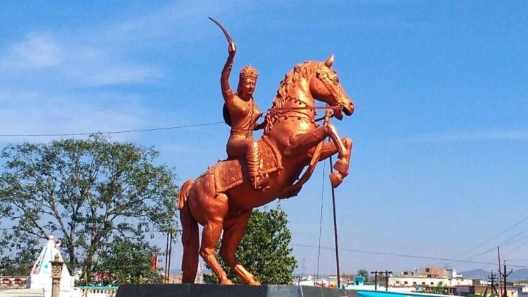 इंस्टाग्राम रील बनाने के लिए वीरांगना अवंती बाई की प्रतिमा को मारे थप्पड़, पुलिस ने दो लड़कियों को पकड़ा