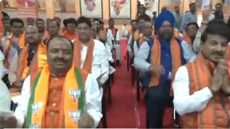 Delhi LIVE: कुछ ही देर में होगा दिल्‍ली सीएम के नाम का एलान, बीजेपी विधायक दल की बैठक जारी