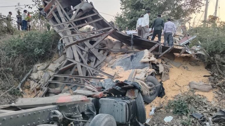रतलाम-बांसवाड़ा हाइवे पर ट्राला पलटकर खाई में गिरा, तीन की मौत