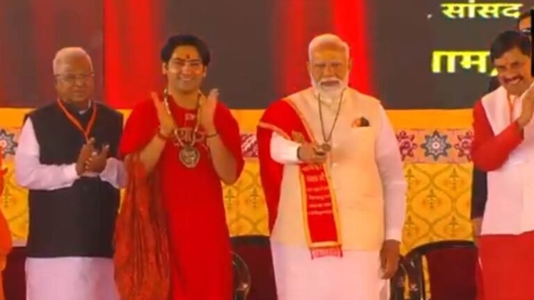 PM Modi in Bageshwar Dham: प्रधानमंत्री नरेन्द्र मोदी ने किया बागेश्वर धाम में कैंसर अस्पताल में शिलान्यास, बालाजी मंदिर में किया पूजन