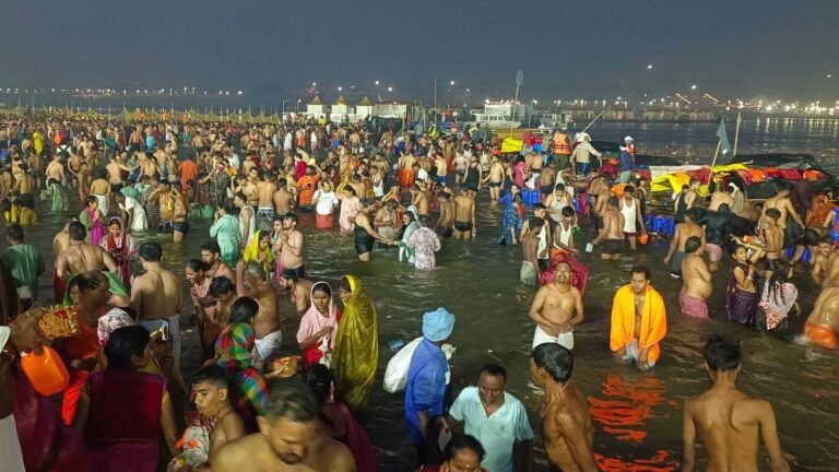 Maha Kumbh Amrit Snan: प्रयागराज महाकुंभ का अंतिम दिन, जारी है अमृत स्नान, देखिए वीडियो
