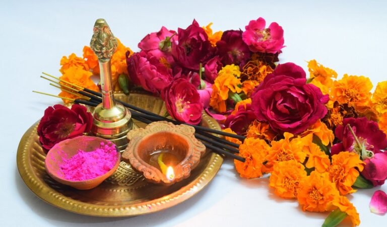 आखिर क्यों भगवान को भोग लगाते समय घंटी बजाई जाती है और कितनी बार बजाते हैं?