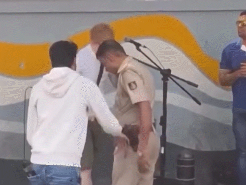 बेंगलुरु पुलिस ने एड शीरन की स्ट्रीट परफॉर्मेंस रोकी:पुलिस- टीम ने शो के लिए परमिशन नहीं ली, चंडीगढ़ में हार्डी संधू का लाइव कॉन्सर्ट भी रुकवाया