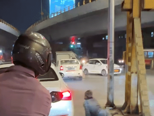 प्रियंका चोपड़ा ने गरीब शख्स की मदद की:जरूरतमंद को कुछ पैसे दिए, सोशल मीडिया पर वायरल हुआ वीडियो