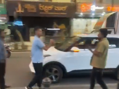 द्रविड़ की कार को लोडिंग-ऑटो ने पीछे से टक्कर मारी:बेंगलुरु की घटना, कोई चोटिल नहीं; ड्राइवर से मोबाइल और रजिस्ट्रेशन नंबर लिया