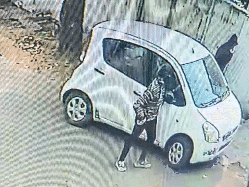 रायपुर में चुनाव के बीच दिनदहाड़े 60 लाख की डकैती:आर्मी ड्रेस पहनकर घर के भीतर घुसे, लाल सलाम बोलकर कहा- घर को बम से उड़ा देंगे