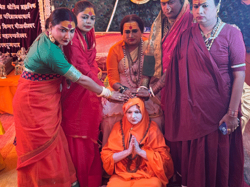 ममता कुलकर्णी ने भस्म शृंगार किया:बोलीं- धीरेंद्र शास्त्री की जितनी उम्र, उससे ज्यादा मेरी तपस्या; बाबा रामदेव महाकाल से डरें