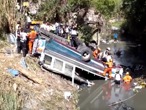 ग्वाटेमाला में बस हादसा, 55 की मौत:35 मीटर गहरे नाले में गिरी बस; हादसे के वक्त 70 लोग सवार थे