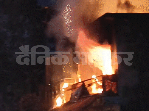 रायपुर के घर में सिलेंडर ब्लास्ट का LIVE VIDEO:5 मिनट में 2 धमाके, दीवार-छत पर पड़ी दरार; 50 फीट ऊपर तक उठी लपटें