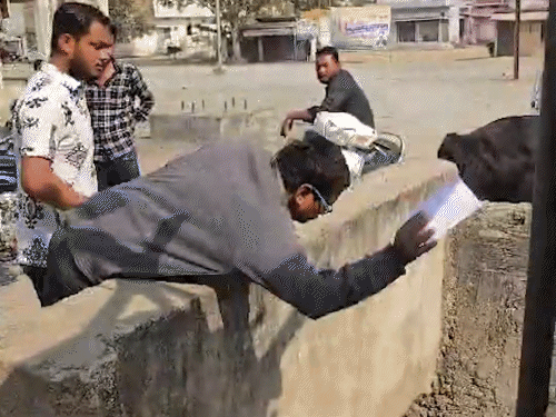 BJP पार्षद प्रत्याशी को लोगों ने पैसे बांटते पकड़ा...VIDEO:बिलासपुर में नोटों से भरे 10-15 लिफाफे नाले में फेंके, कांग्रेस बोली-यही भाजपा का चरित्र