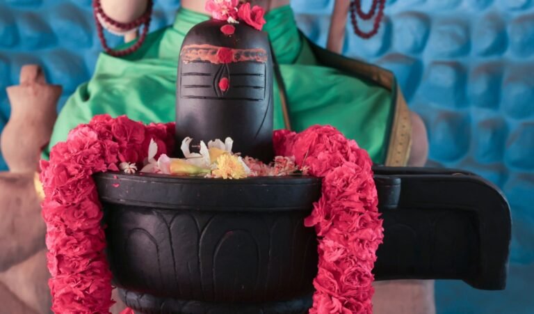 Maha Shivratri 2025: महाशिवरात्रि पर शिवलिंग पर कैसे करें जलाभिषेक, जानें जल चढ़ाने का सही तरीका और नियम