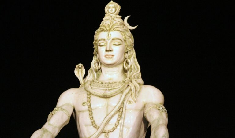 Maha Shivratri 2025: महाशिवरात्रि पर व्रत रखने से पहले जान लें किन चीजों का सेवन करें और किनसे दूर रहे