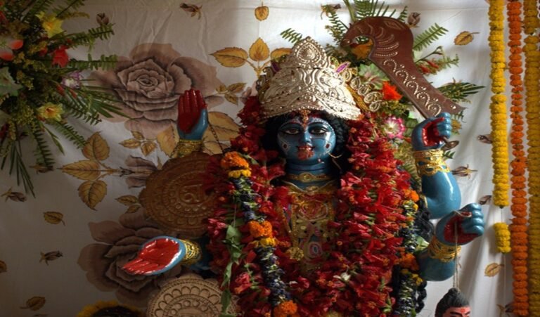 Mantras of Maa Kali: मां काली के इन मंत्रों का जाप करने से दूर होते हैं दुख और कष्ट, बरसेगी मां की कृपा