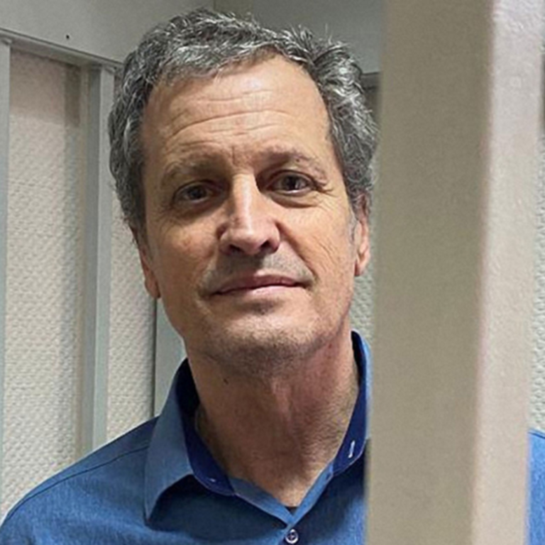 रूस ने अमेरिकी स्कूल टीचर मार्क फोगेल को रिहा किया:बैग में 17 ग्राम गांजा मिला था, 43 महीने से मॉस्को की जेल में थे