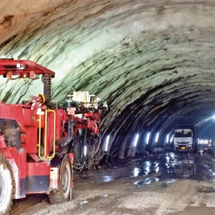 केशकाल टनल के अंदर की तस्वीर पहली बार भास्कर में:10 मी. रोज कट रही घाटी, टनल चालू होने पर 7 घंटे में पहुंचेंगे विशाखापट्टनम