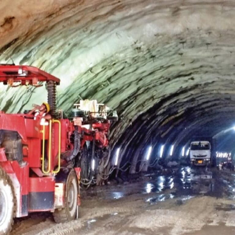 केशकाल टनल के अंदर की तस्वीर पहली बार:10 ​​मी. रोज कट रही घाटी, टनल चालू होने पर 7 घंटे में पहुंचेंगे विशाखापट्टनम