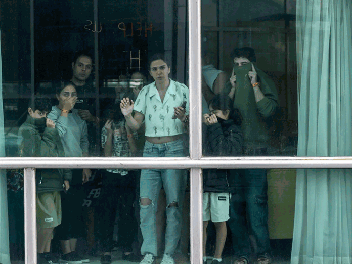 अमेरिका से निकाले गए 300 अप्रवासी पनामा में कैद:इनमें कई भारतीय भी; होटल की खिड़कियों से मदद मांग रहे, अपने देश जाने को तैयार नहीं