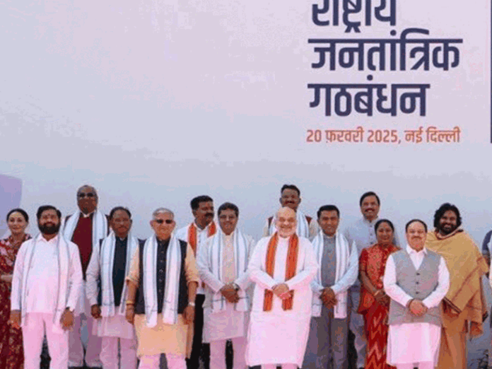 प्रधानमंत्री मोदी ने पूछा- कैसे हैं विष्णु जी:दिल्ली शपथग्रहण समारोह में CM साय के पास आए PM; मंच पर दिखे बातचीत करते